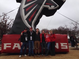 Gruppenbild vor dem Logo der Atlanta Falcons 