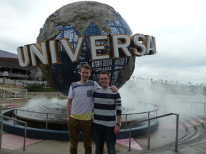 Ich und Tobi vor dem Logo des Universal Studio Parks 