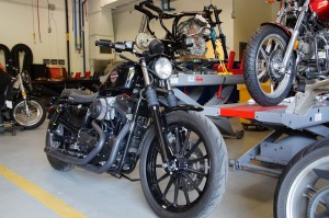 Eine Harley Sportster, diese hat einmal einem Schüler gehört und war ein Projekt bis er Verstorben ist einer der Instuktoren hat sie der Mutter des Schülers abgekauft und Fertiggestellt seitdem ist sie im Besitz der Schule 