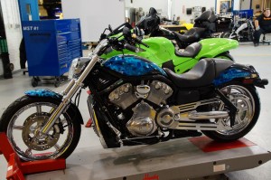 Eine Harley V-Twin die Lackierung wurde in der College Lackiererei Gefertigt das ist auch ein Übungsbike