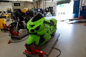 Eine Modifizierte Hayabusa mit der Maschine nimmt die Schule an Drag Rennen teil 