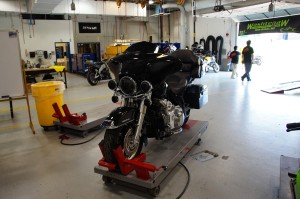 Noch eine Harely wie auch anders zu erwarten in den Staaten ;) Besonders an der Maschine ist der Motor wenn ich alles richtig verstanden habe hat der Motoralleine einen wert von 20000$ (das ding hat einen Turbo)