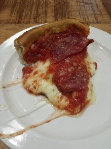 Das ist ein stück der Chicago Deep Dish Pizza lecker aber gesundheitsbedenklich :D